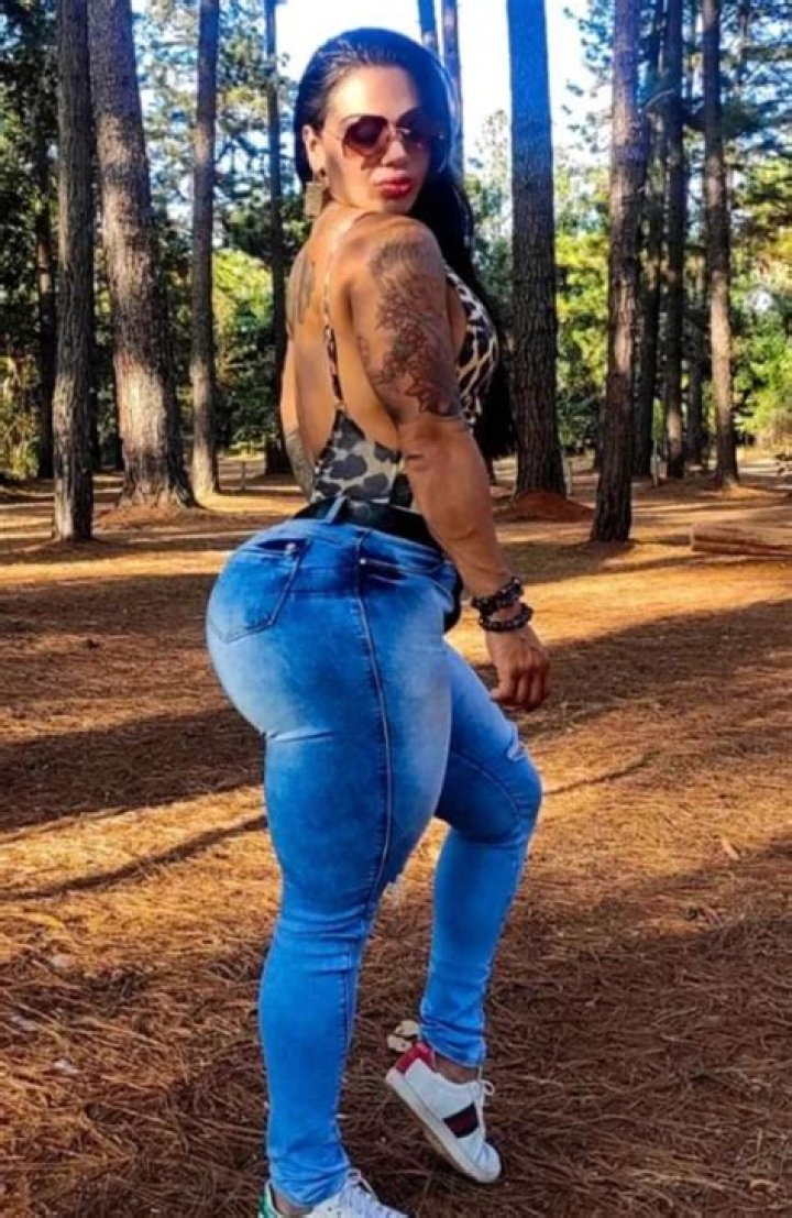 10 Hot Chicks With Booty Tattoos