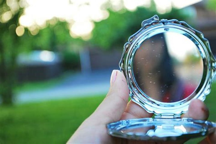 10 Ways To Reuse Compact Mirrors So You’re Getting More Bang for Your Beauty Bucks