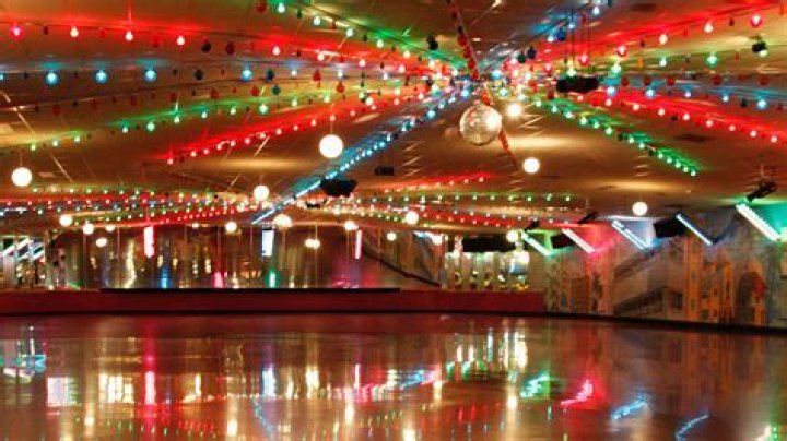 11 Parties You Went To In The ‘90s, From The Roller Rink To The Bowling Alley