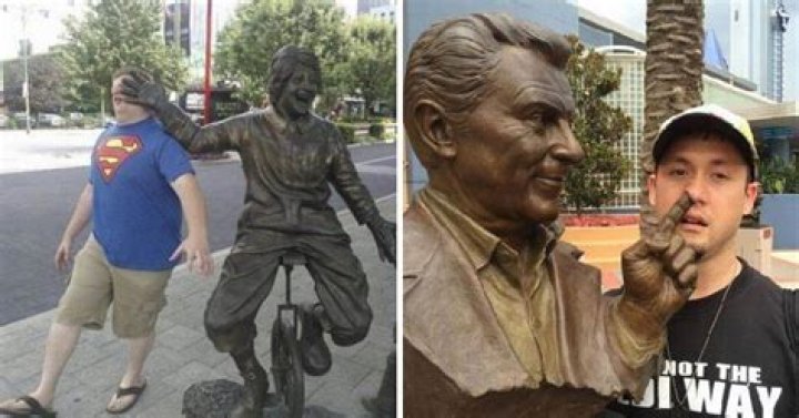 24 Hysterical Photos of People Posing With Statues