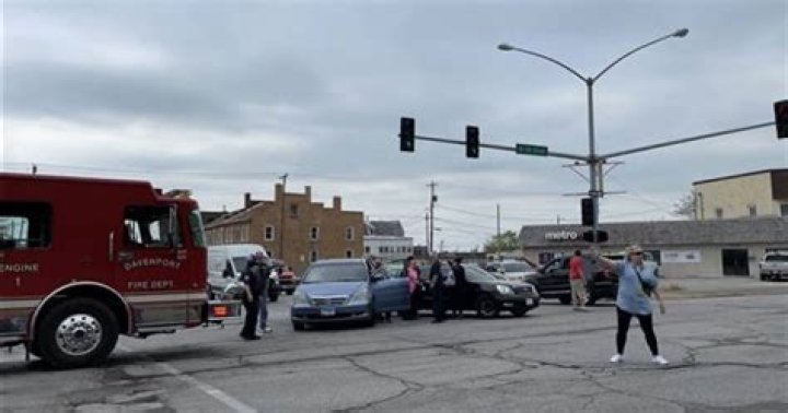 3 vehicles crash near Davenport farmers market