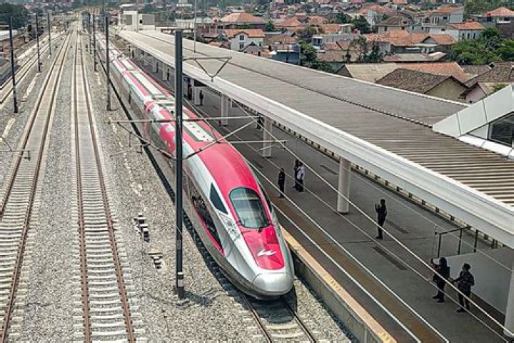 4 Cara Beli Tiket Kereta Cepat Jakarta Bandung lewat HP
