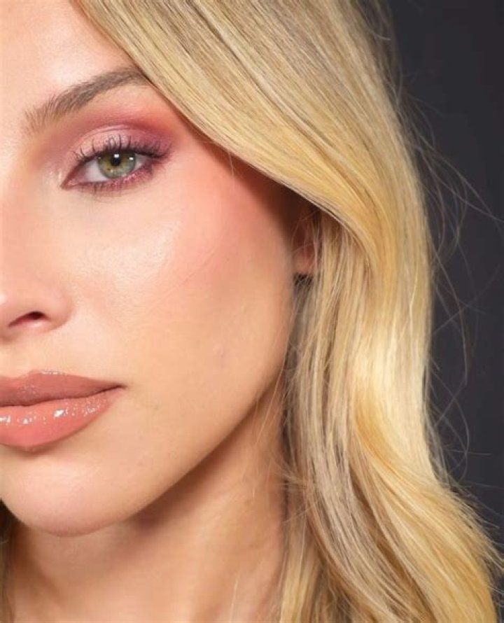 4 Trendy Thanksgiving Makeup Looks For 2023 That Are Easy & Quick