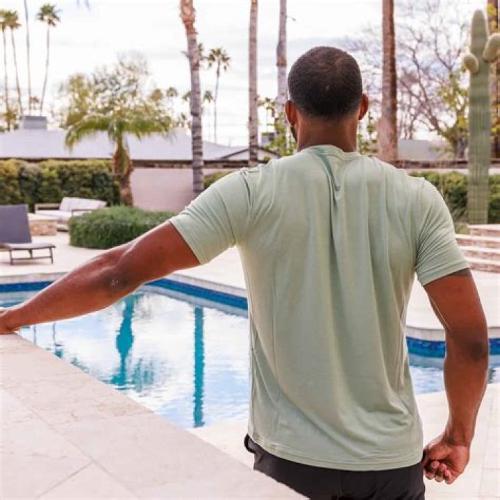 6 Best Shirts For Muscular Men – Guys Casual Tees For 2024