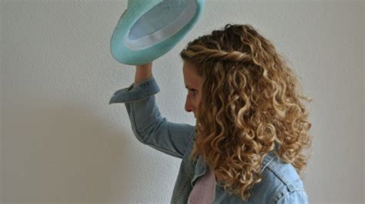 7 Best Hat Hairstyles For Curly Hair Will Inspire You To Play Up Your Natural Waves — PHOTOS