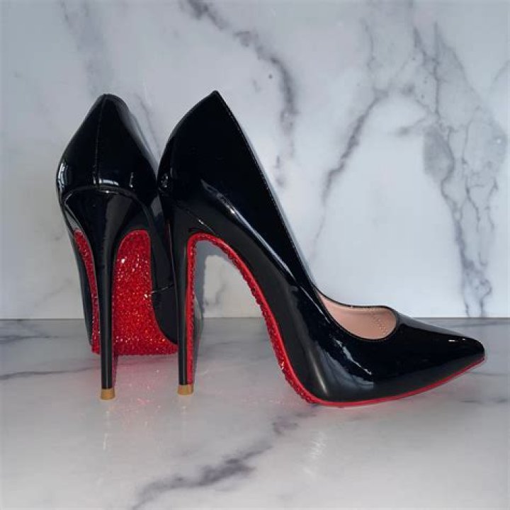 7 Signs Your Heels Aren't The Right Size — PHOTOS