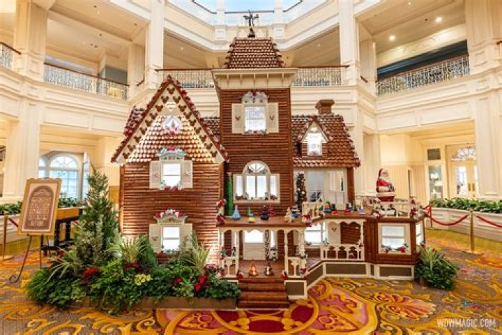 A 'Game Of Thrones' Gingerbread House Of King's Landing Is Real, & It's Incredible — PHOTO
