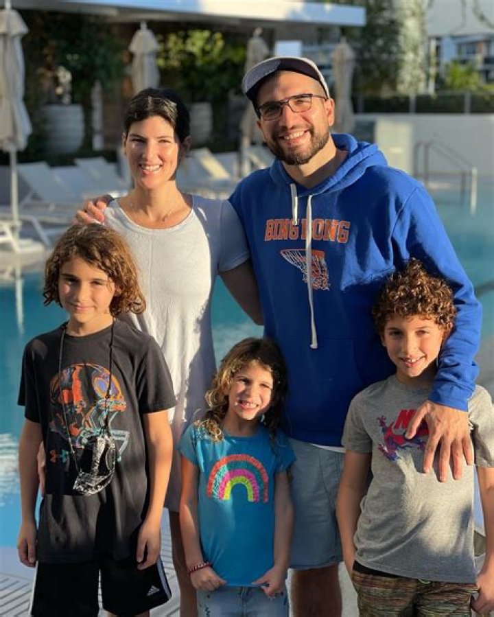 Ariel Helwani Wife, Married, Children, Nationality, Net Worth, Height, Age, Salary, Instagram