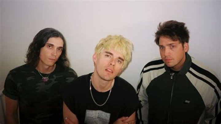 Awsten Knight's Bio, Age, Eyes, Girlfriend, Height. Is he gay?