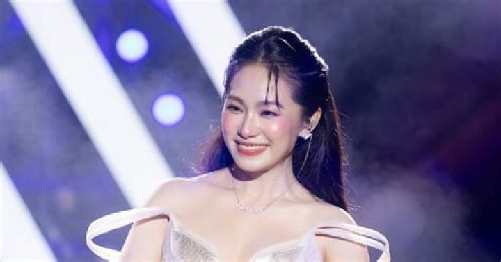 Ca Sĩ Lương Bích Hữu là ai? Tiểu Sử, Sự Nghiệp & Đời Tư