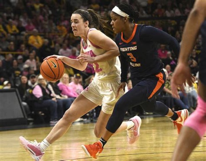 Caitlin Clark’s triple-double leads No. 4 Iowa over Illinois, 101-85