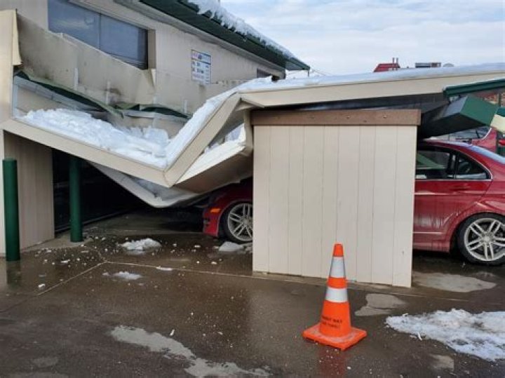 Car wash roof collapses Saturday on two vehicles underneath
