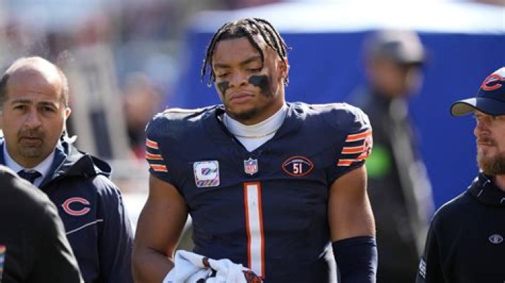 Chicago Bears QB Justin Fields leaves loss to Vikings with right hand injury
