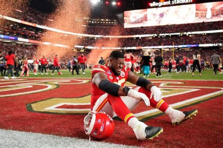 Chiefs lineman Trey Smith shares WWE title belt with frightened boy after parade shooting