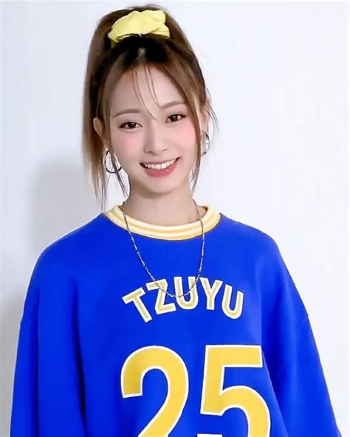 Chou Tzu-yu's Wiki - Age, Height, Parents,  Boyfriend, Net Worth