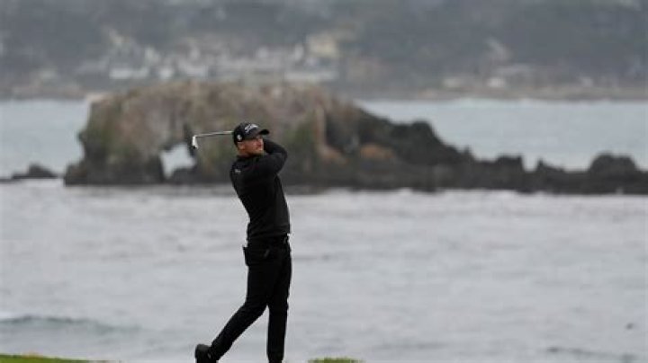 Clark sets Pebble Beach record with 60 for 1-shot lead. With bad weather, it might be enough to win