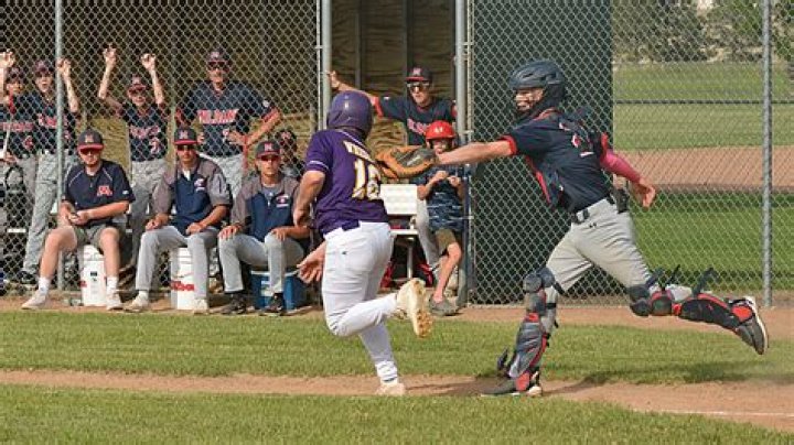 Clinton and Davenport North split a MAC baseball doubleheader