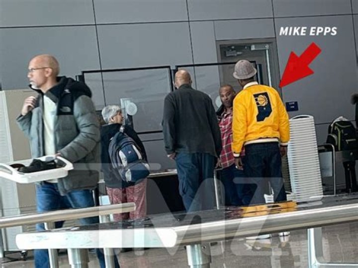 Comedian Mike Epps detained with loaded gun at Indianapolis airport