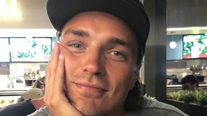 Dean Unglert scatters his mom’s ashes, Caelynn Miller-Keyes there for support