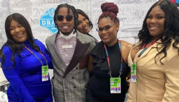 Does Jaylen Waddle Have A Brother? Sister Amber And Aspean