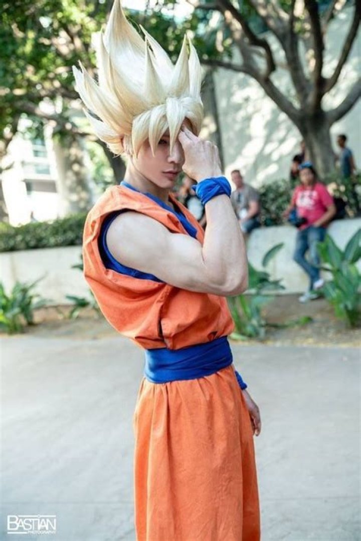 Dragon Ball Cosplay Readies to Fight With Android 18