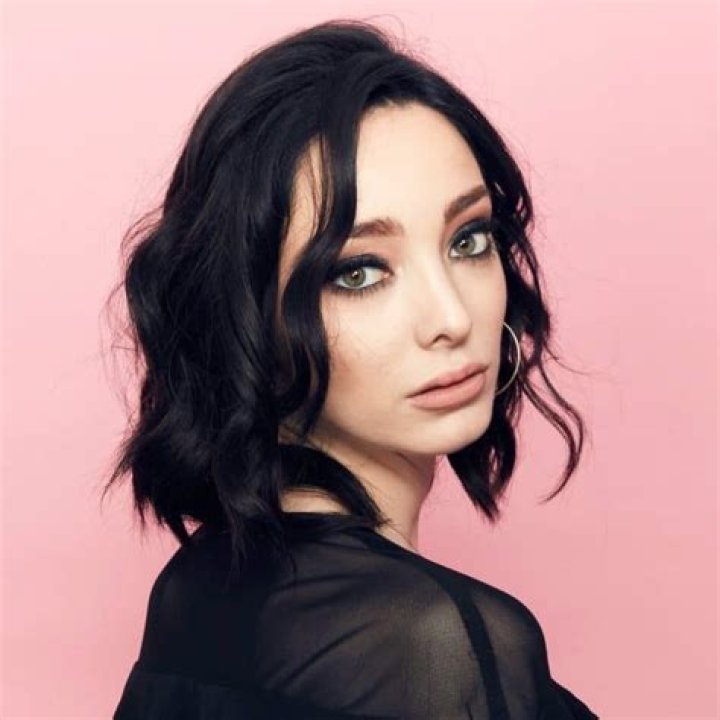Emma Dumont’s Age, Height, Measurements, Dating, Net Worth