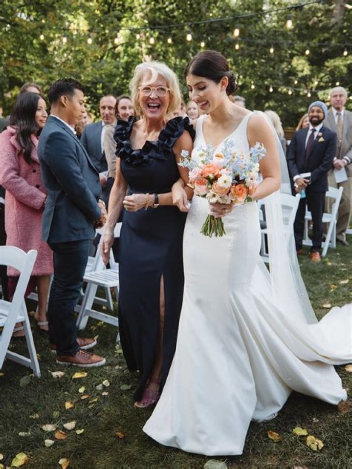 Erin Hassanzadeh (WCCO) Bio, Wiki, Height, Husband, Married, Salary, Net Worth