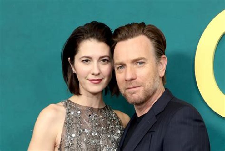 Ewan Mitchell’s Age, Weight, Height, Parents, Family and Girlfriend