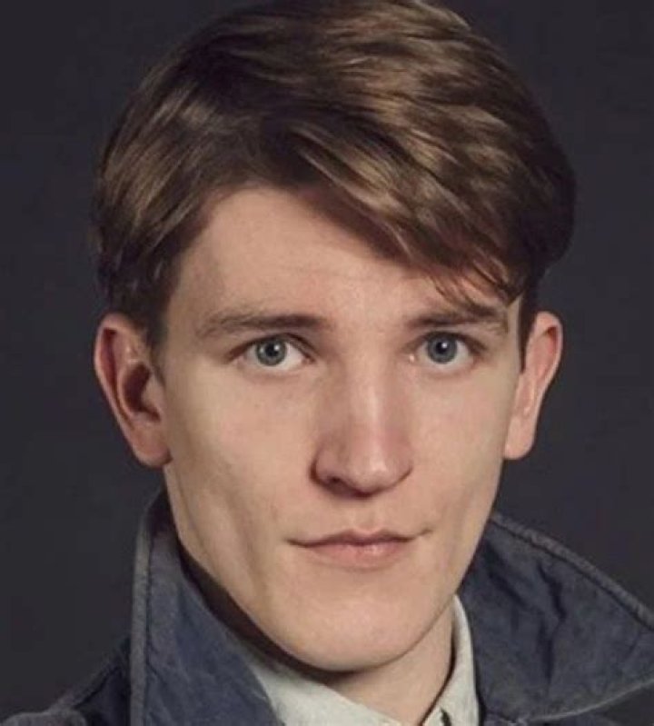 Ewan Mitchell Wiki, Age, Height, Girlfriend, Parents, Ethnicity, Movies, Net Worth, Biography & More