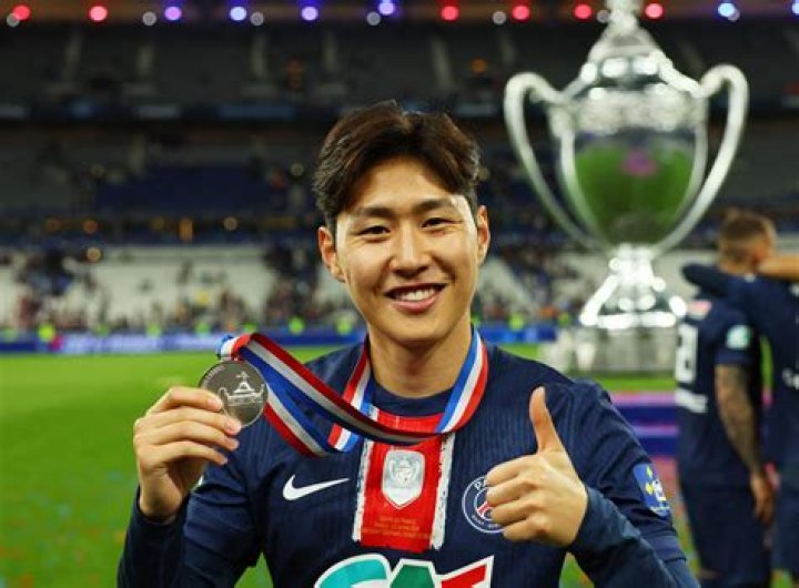 Ex-April member Lee Na Eun denies dating rumors with PSG midfielder Lee Kang In