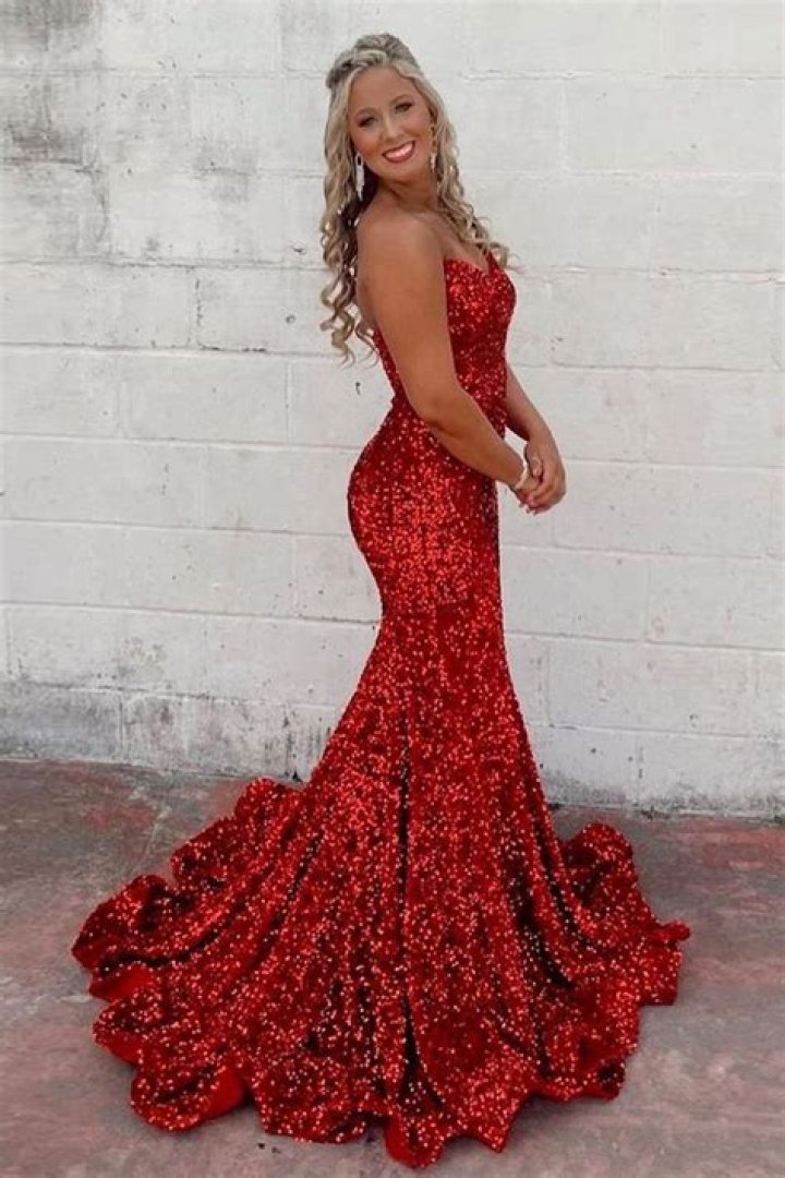 Fashion fan claims to have found the 'perfect' Christmas party dress - it's red, sparkly and fits like a glove