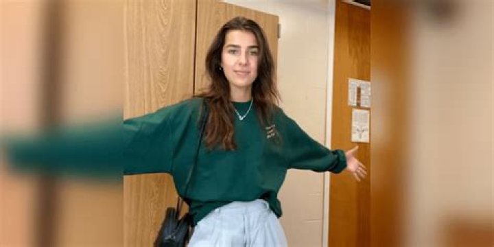 Halle Burns Biography, Age, Height, Wiki, Boyfriend, Net Worth