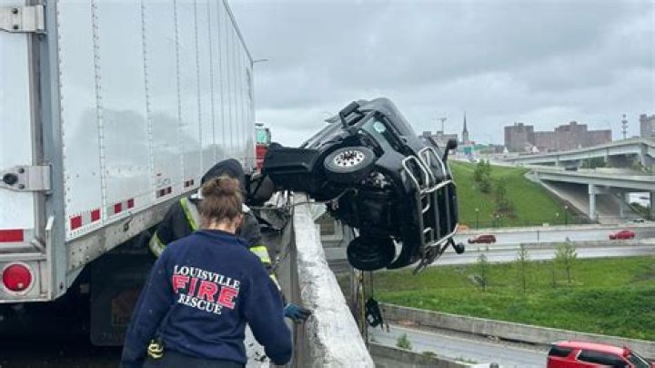 Hampton residents react to fire truck accident along Mississippi River