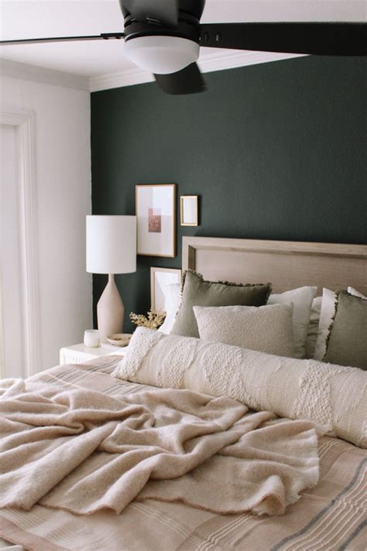 How to decorate a bedroom without paint