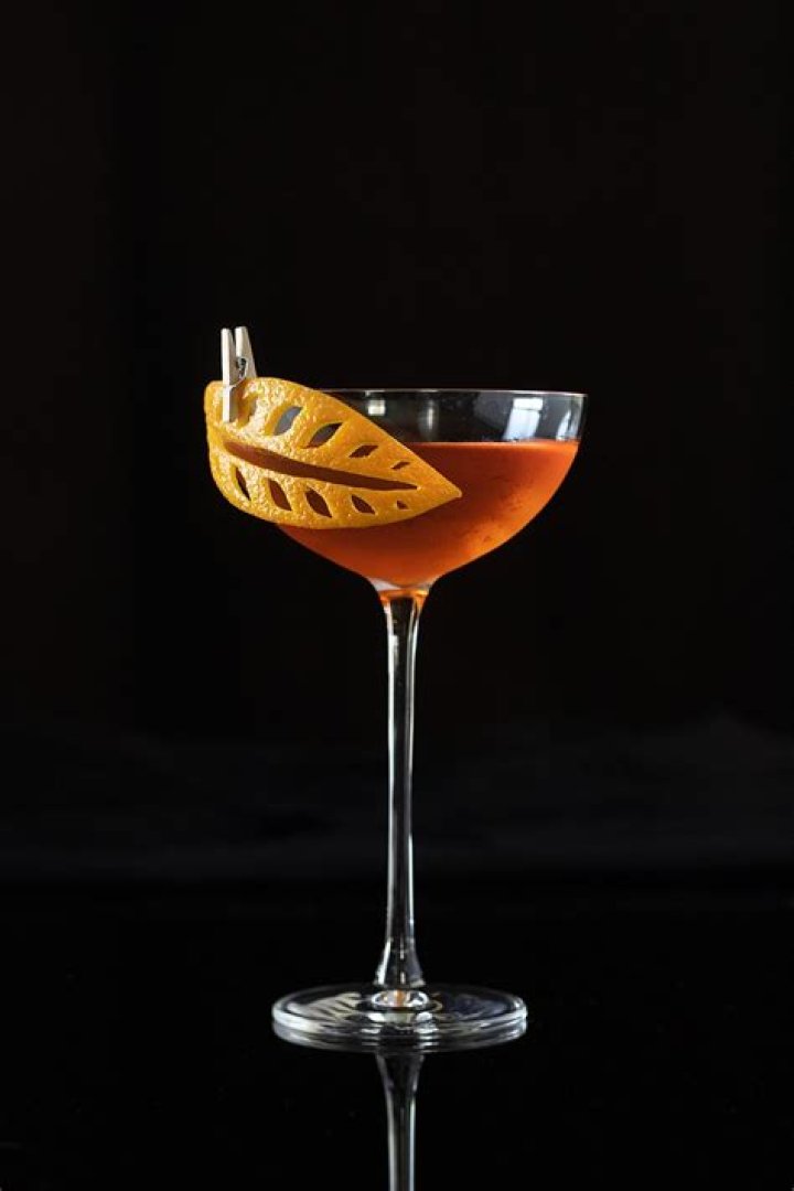 How to garnish a cocktail