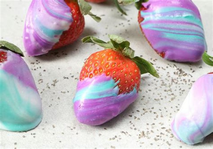 How To Make Tie-Dye Strawberries For A Colorful Valentine's Day Treat