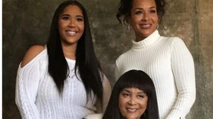 ‘I’ll Take the Trip to Cougar Island’: LisaRaye McCoy and Vivica A. Fox Turn Heads with Dance Videos, Sexy Photos from Vacation Trip