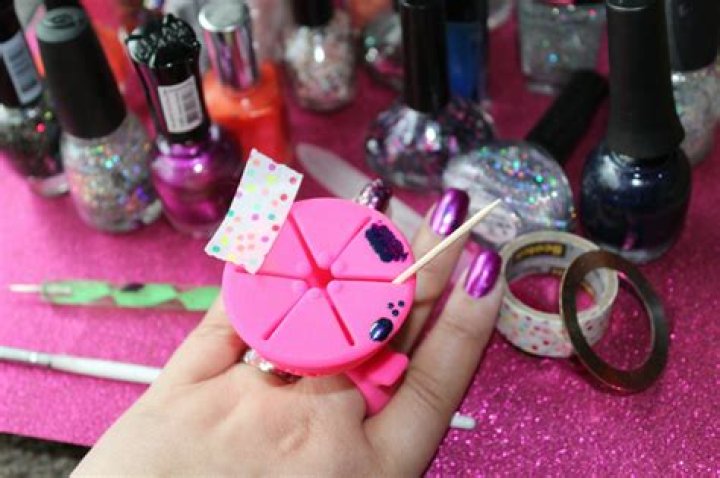 I Tried The Tweexy Nail Polish Holder & Here’s What Happened