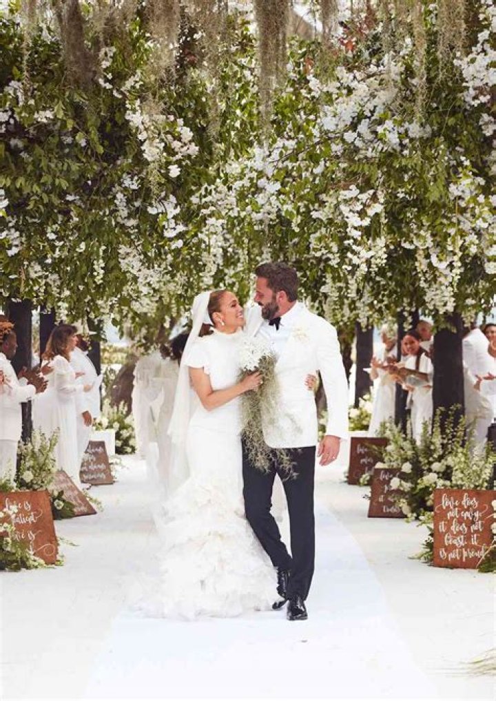 I wanted my wedding to look super bougie so I bought a must-have at Dollar Tree - it was a huge hit and saved me a ton