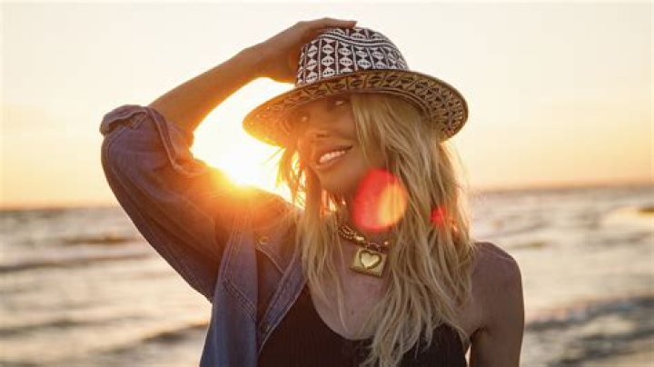 Ilary Blasi: Is She Dating Now? Who is Her Partner?