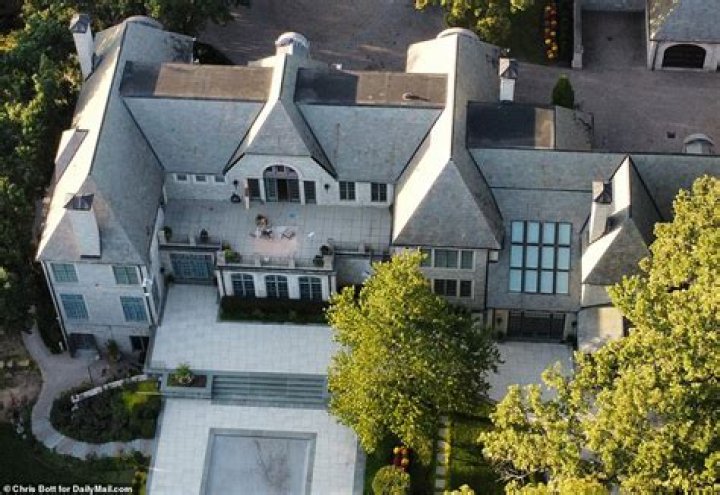 Inside USD 6000,000 Kansas City mansion of Travis Kelce; Exploring Taylor Swift's romantic stay with Chiefs TE