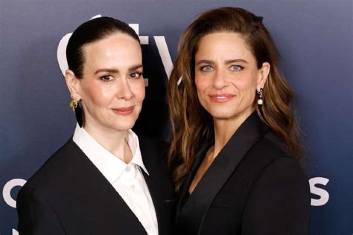 Is Amanda Peet’s older sister a doctor? Why she has never shared her name or photo in the open?