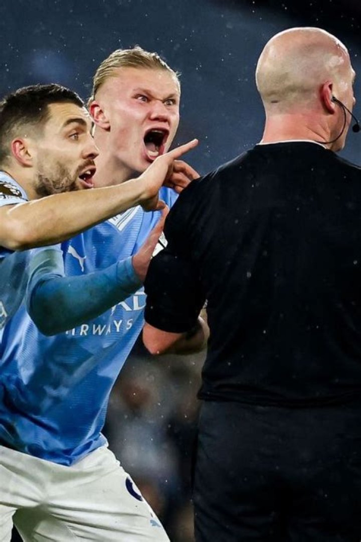 Is Simon Hooper Tottenham Fan? Referee Blunder Angers City Fans