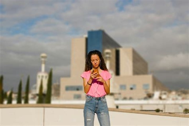 Is Using Read Receipts Healthy In A Relationship? Experts Have Thoughts