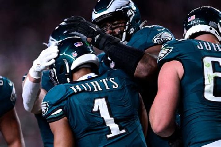 Jalen Hurts runs for 2 TDs, throws for a score; Eagles hold off fumble-prone Vikings 34-28