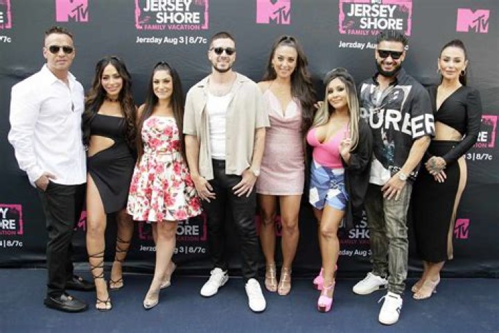 Jersey Shore Family Vacation critics call Lauren Sorrentino ’delusional’ for denying her edit of a recent photo