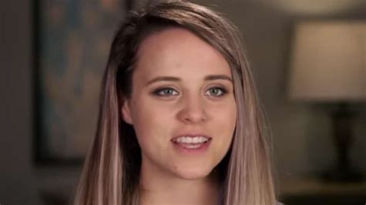 Jinger Duggar wears cut-off frayed jean shorts and white fitted t-shirt for casual shopping day