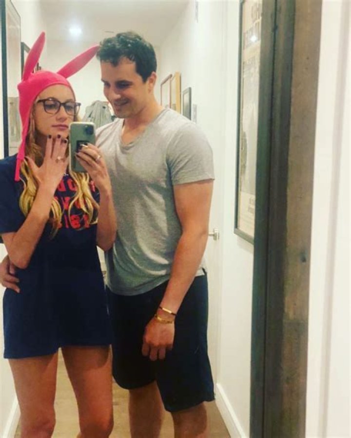 Kat Timpf | Bio, Age, Net worth, without glasses and bikini photos, boyfriend.