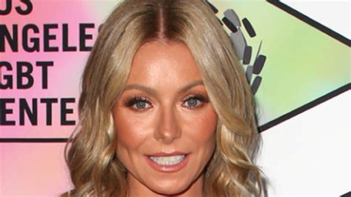 Kelly Ripa jokes about Mark Consuelos’ ‘adequate sun protection’ as he shows off his ripped body