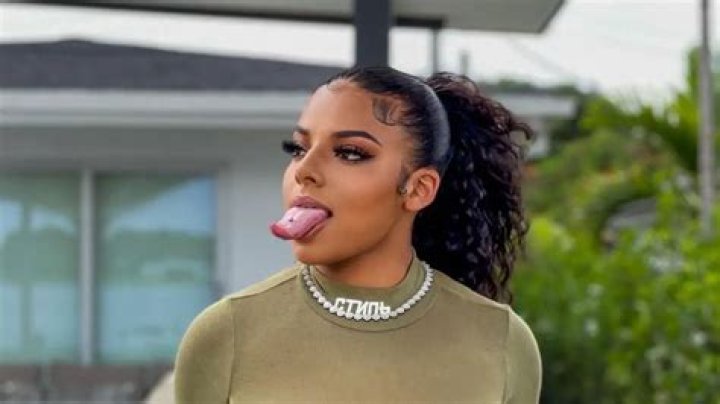 Kkvsh (Instagram Star) Wiki, Biography, Age, Boyfriend, Family, Facts and More